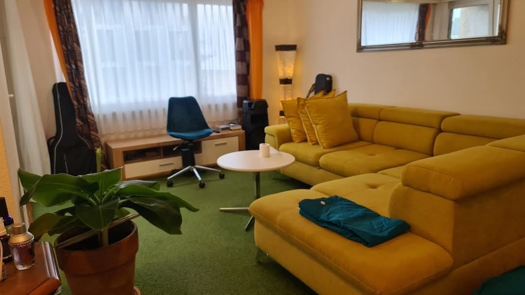 Appartement de 1 ½ pièces

Limité à max. 4 mois : bel et confortable appartement d'une pièce, loyer incluant les charges et la place de parc CHF 1100/mois.