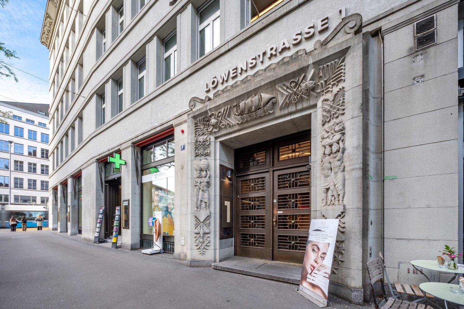 description":"La surface de bureaux attrayante et aménagée dans l'immeuble commercial fraîchement rénové Sihlporte est adaptée à un gestionnaire de fortune ou à une société de conseil. Devenez le voisin d'avocats, de sociétés de conseil de renommée internationale et de magasins intéressants.

La sur, photo 6 sur 6