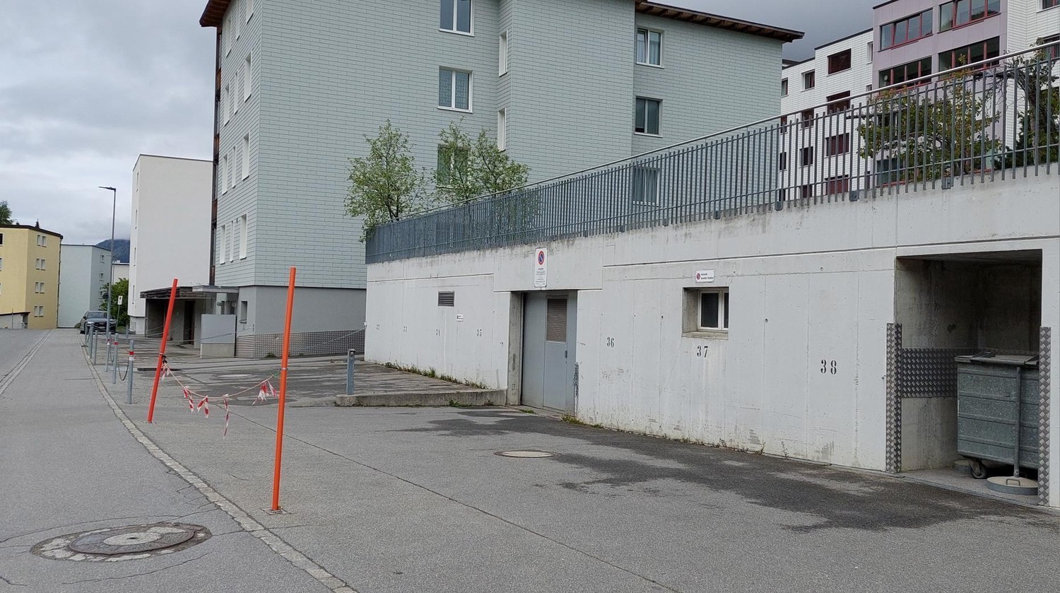 Nous louons, sur rendez-vous, une place de stationnement pour une moto à la Brämabüelstrasse à Davos Platz.