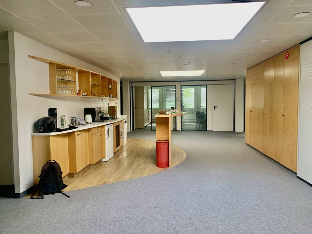 800m² office