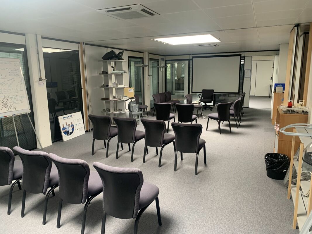 800m² office