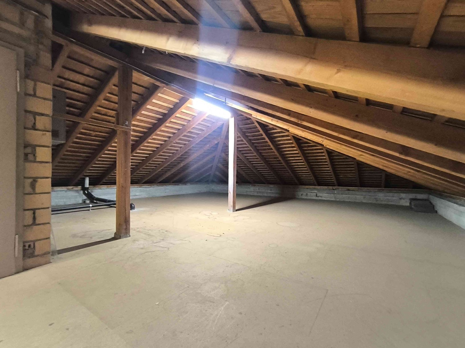 60m² commercial","description":"Espace de stockage ou petit local commercial au 4ème étage d'un immeuble d'habitation. 
Accessible par ascenseur jusqu'au 3ème étage. Du 3ème au 4ème étage - escalier. 
Surface au sol 6.9x8.7m, hauteur 2.4m 
Électricité disponible."}