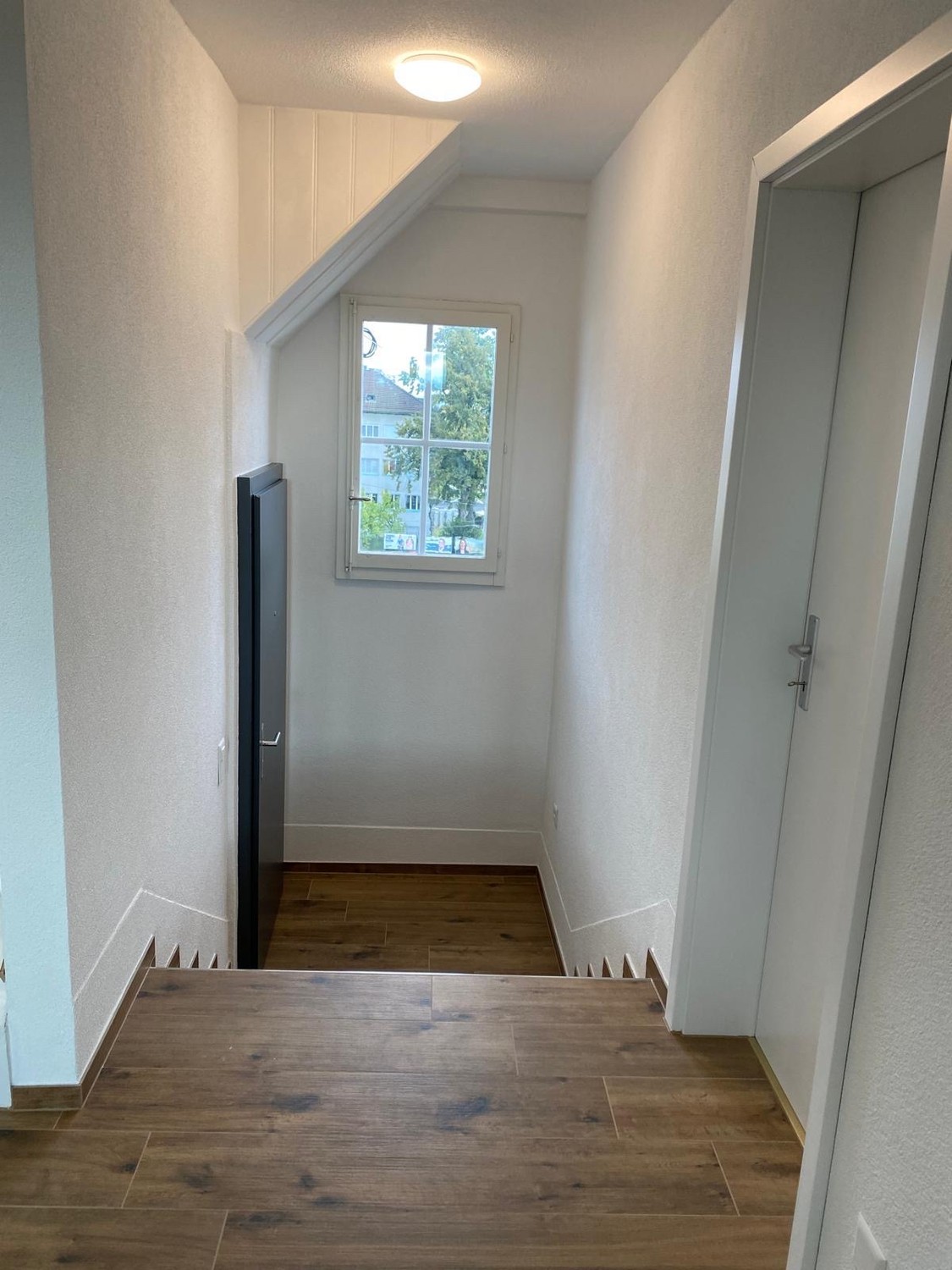 Appartement de 5 ½ pièces
Attractif et lumineux appartement de 5.5 pièces à louer à Wabern, situé dans un très bon emplacement. L'appartement s'étend sur deux étages et offre beaucoup d'espace pour les familles ou les personnes qui aiment vivre avec de l'espace.
✨ Points forts :
- ☀️ Appartement , photo 8 sur 10