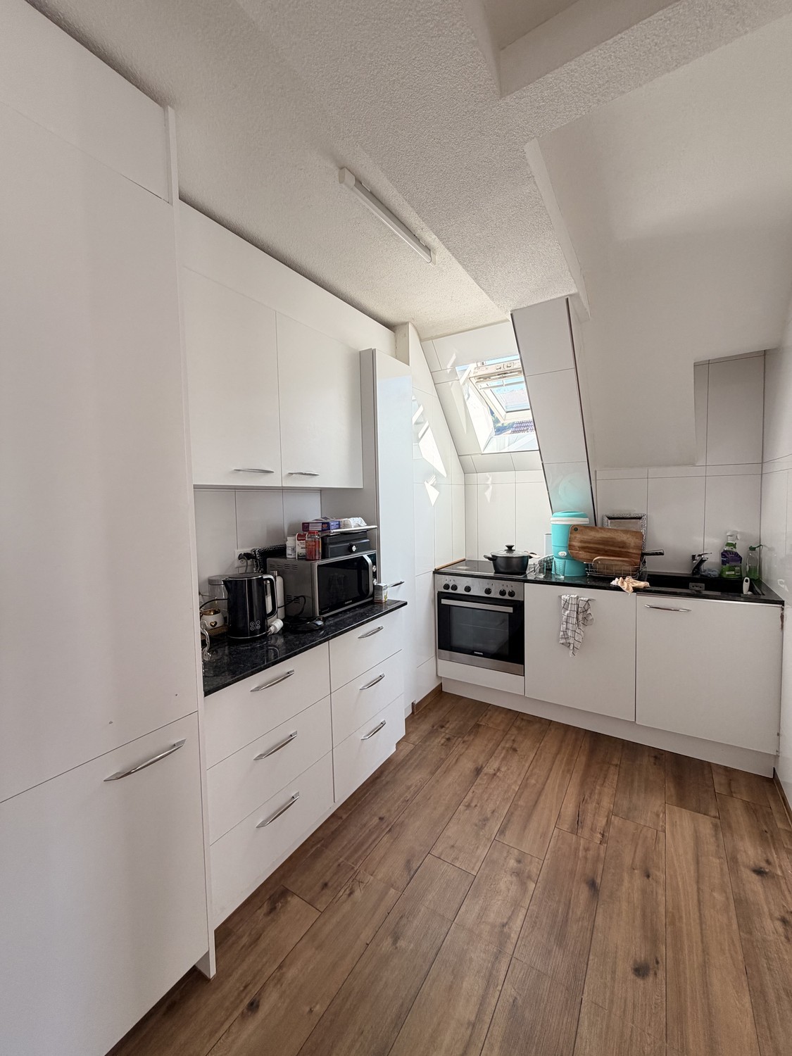 Appartement de 5 ½ pièces
Attractif et lumineux appartement de 5.5 pièces à louer à Wabern, situé dans un très bon emplacement. L'appartement s'étend sur deux étages et offre beaucoup d'espace pour les familles ou les personnes qui aiment vivre avec de l'espace.
✨ Points forts :
- ☀️ Appartement , photo 2 sur 10