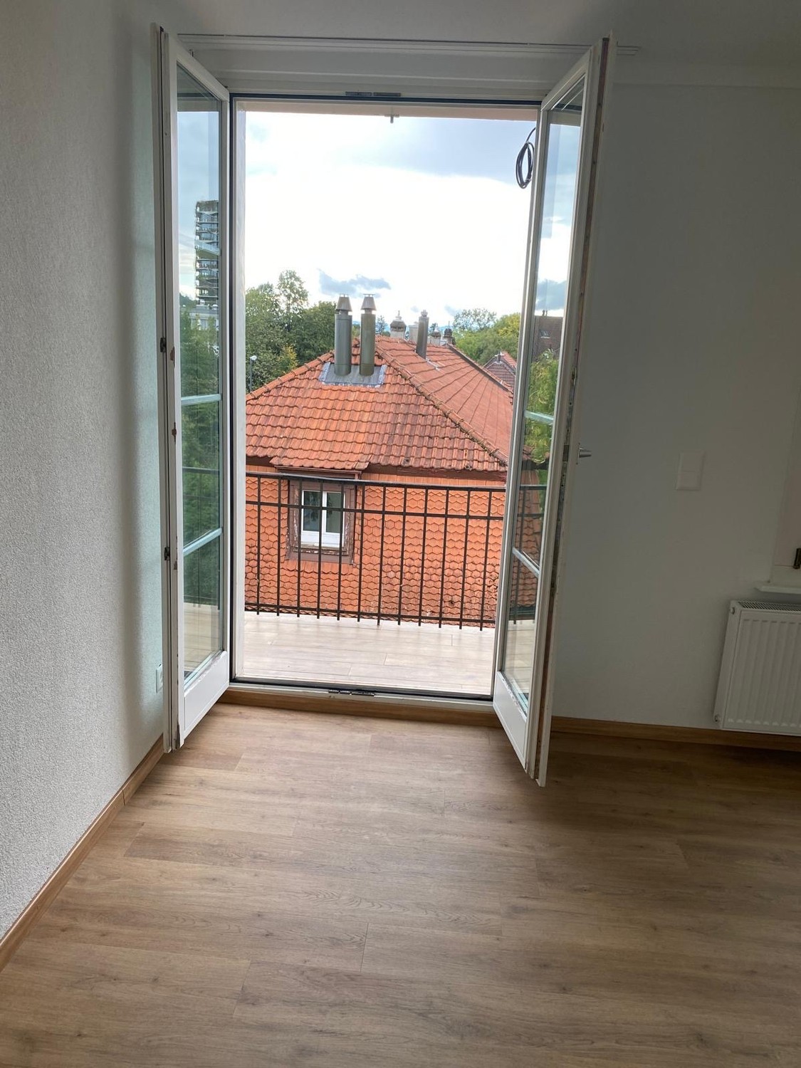 Appartement de 5 ½ pièces
Attractif et lumineux appartement de 5.5 pièces à louer à Wabern, situé dans un très bon emplacement. L'appartement s'étend sur deux étages et offre beaucoup d'espace pour les familles ou les personnes qui aiment vivre avec de l'espace.
✨ Points forts :
- ☀️ Appartement , photo 4 sur 10
