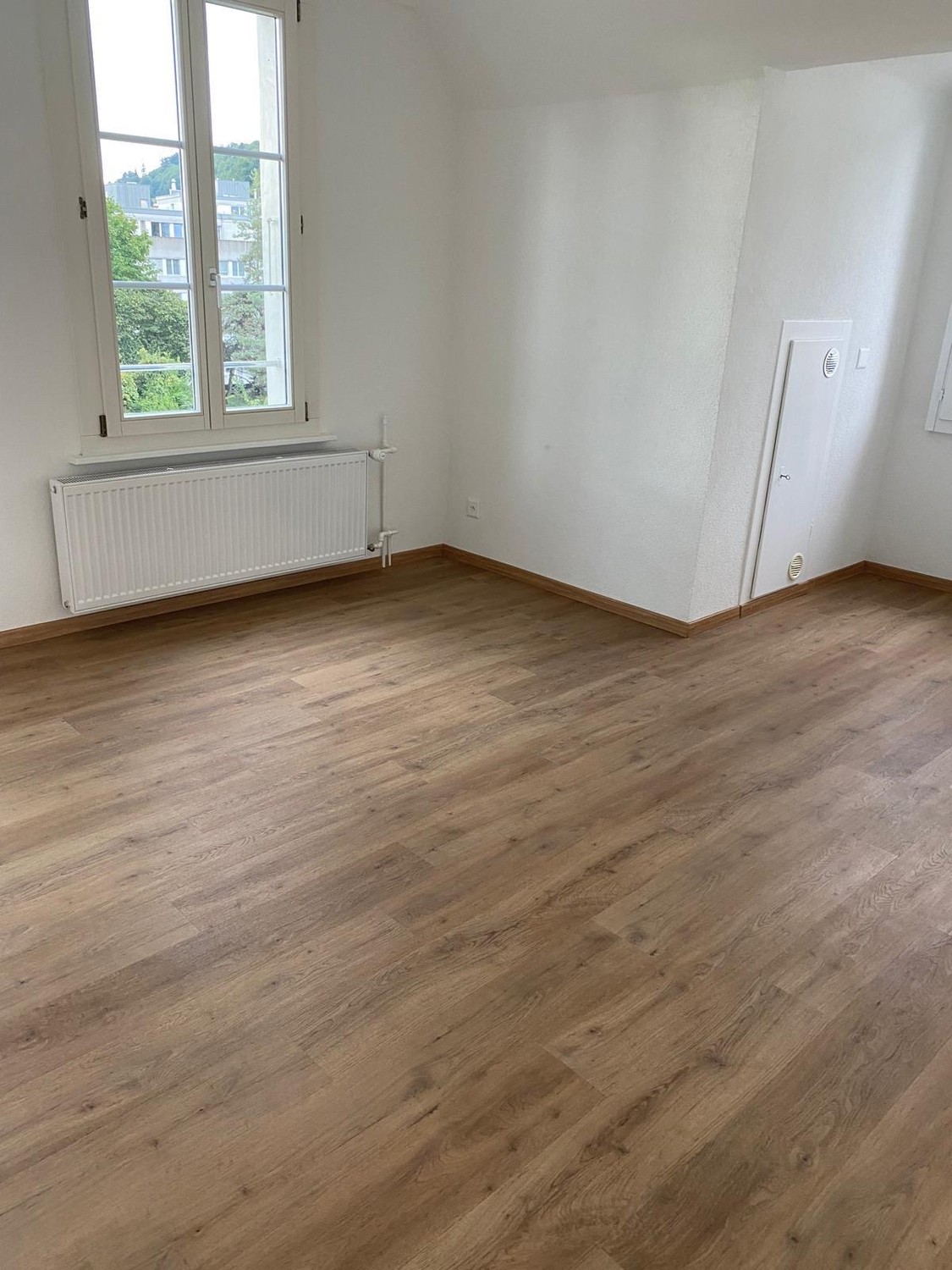 Appartement de 5 ½ pièces
Attractif et lumineux appartement de 5.5 pièces à louer à Wabern, situé dans un très bon emplacement. L'appartement s'étend sur deux étages et offre beaucoup d'espace pour les familles ou les personnes qui aiment vivre avec de l'espace.
✨ Points forts :
- ☀️ Appartement , photo 3 sur 10