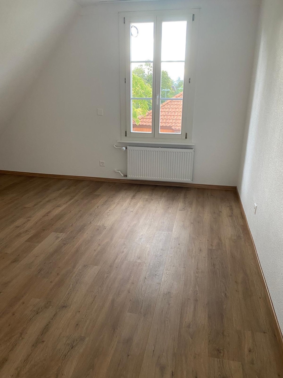 Appartement de 5 ½ pièces
Attractif et lumineux appartement de 5.5 pièces à louer à Wabern, situé dans un très bon emplacement. L'appartement s'étend sur deux étages et offre beaucoup d'espace pour les familles ou les personnes qui aiment vivre avec de l'espace.
✨ Points forts :
- ☀️ Appartement , photo 10 sur 10