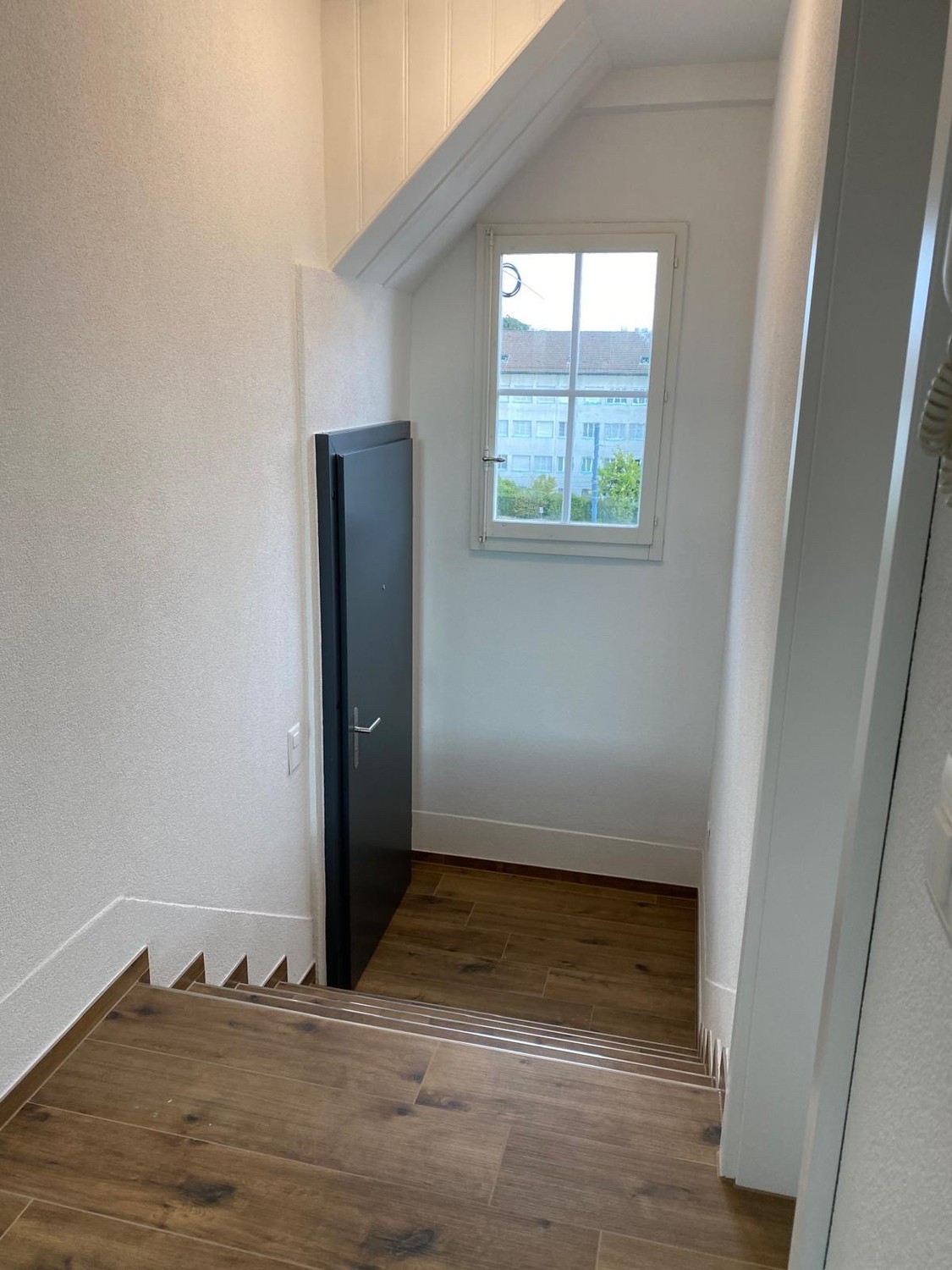 Appartement de 5 ½ pièces
Attractif et lumineux appartement de 5.5 pièces à louer à Wabern, situé dans un très bon emplacement. L'appartement s'étend sur deux étages et offre beaucoup d'espace pour les familles ou les personnes qui aiment vivre avec de l'espace.
✨ Points forts :
- ☀️ Appartement , photo 9 sur 10