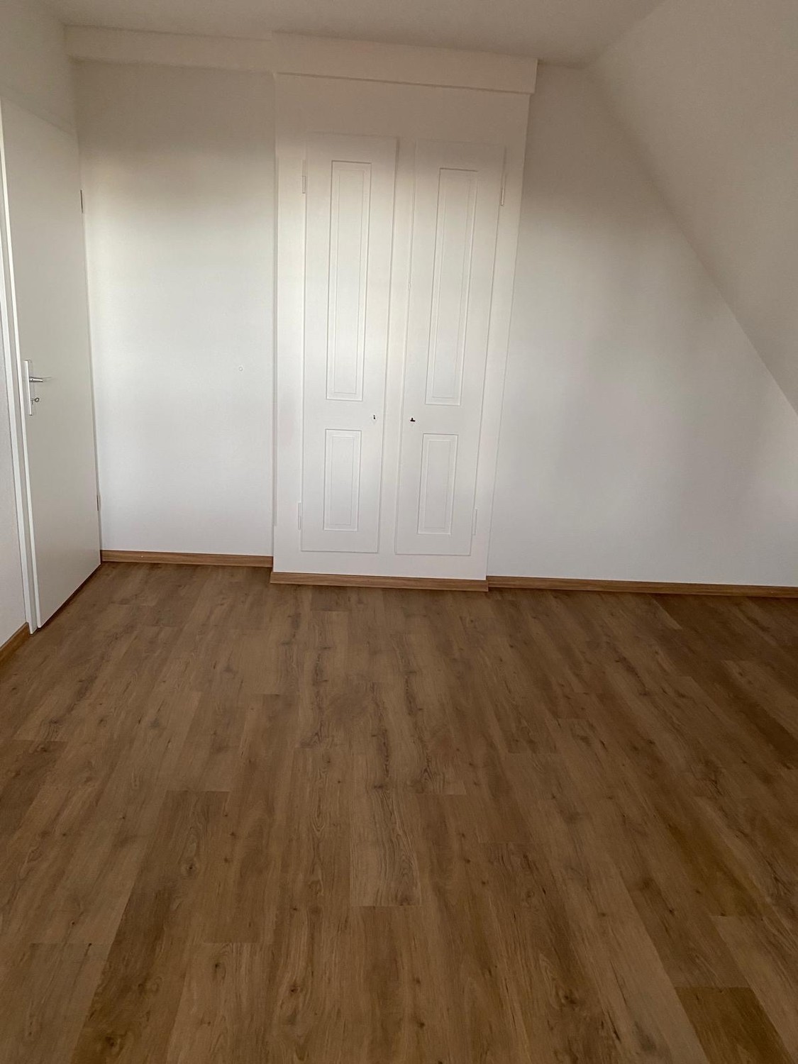 Appartement de 5 ½ pièces
Attractif et lumineux appartement de 5.5 pièces à louer à Wabern, situé dans un très bon emplacement. L'appartement s'étend sur deux étages et offre beaucoup d'espace pour les familles ou les personnes qui aiment vivre avec de l'espace.
✨ Points forts :
- ☀️ Appartement , photo 1 sur 10