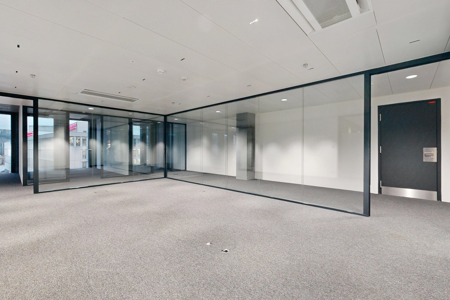 440m² office