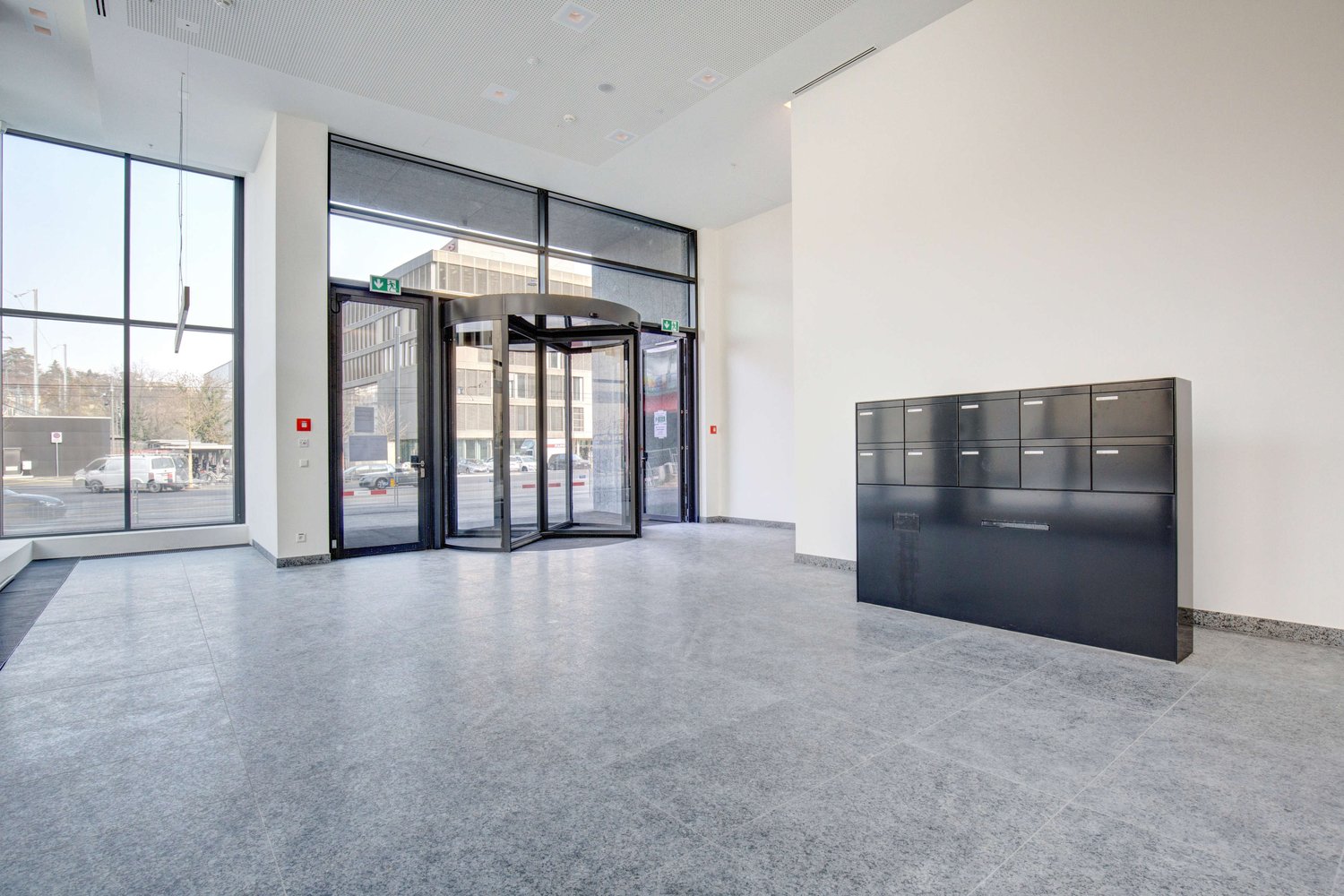 440m² office