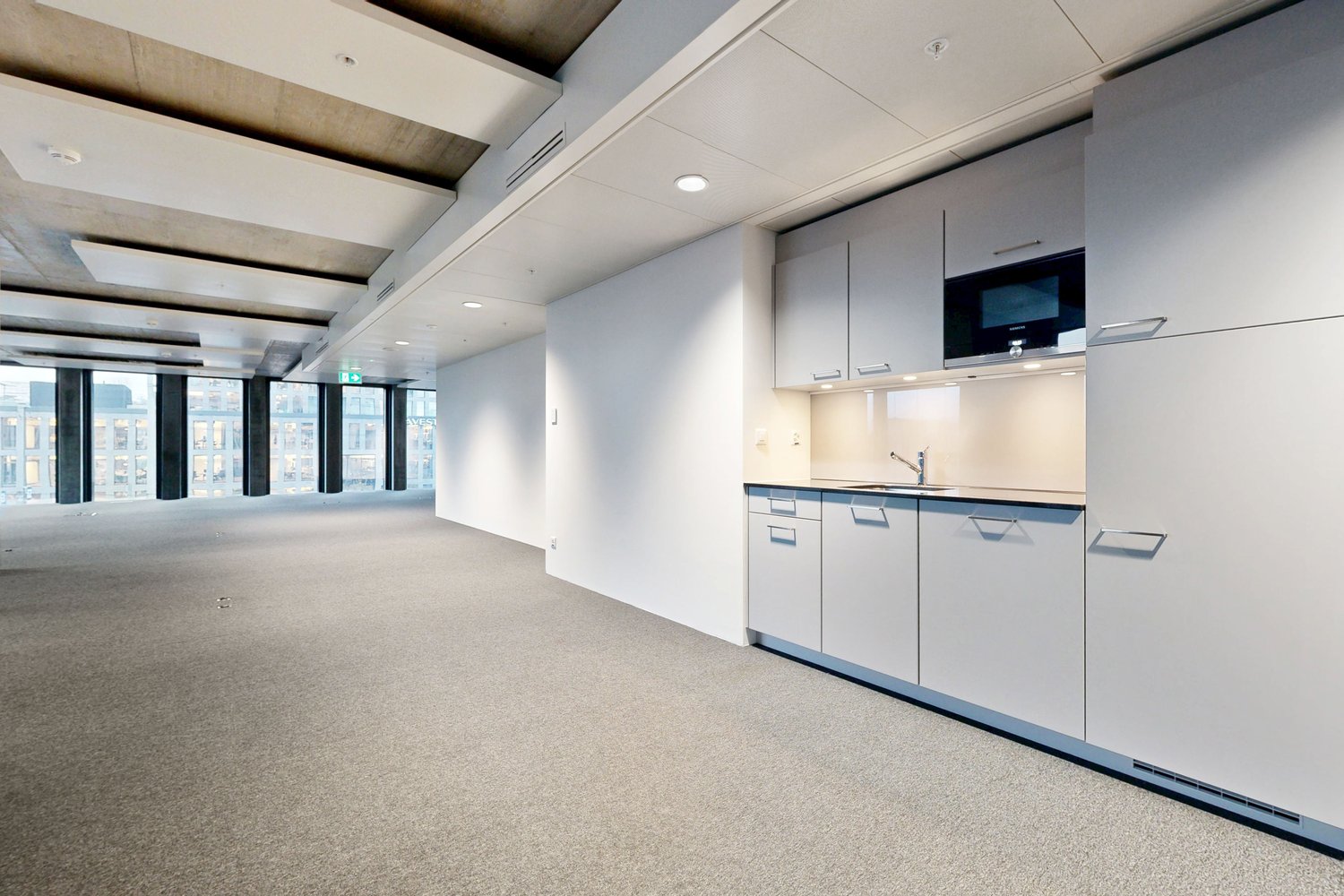440m² office