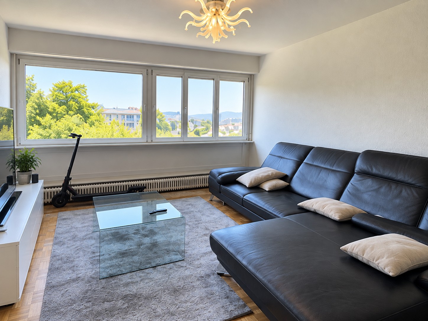 Appartement de 6 pièces

Frais d'agence 1000 CHF, photo 1 sur 10