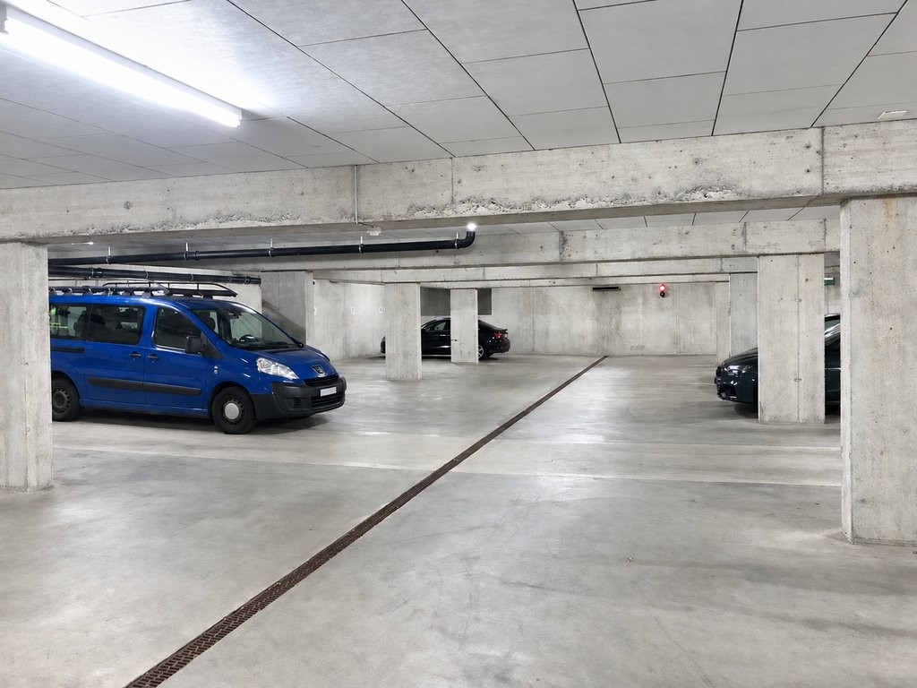 Place de parc souterrain

Sécurisez votre place de stationnement fixe dans le parking couvert à la Werkstrasse 20, 3084 Wabern. Votre véhicule est protégé du vent et des intempéries et vous profitez d'un accès rapide et simple en voiture, sans recherche quotidienne de place de parc.

**Vos avantages