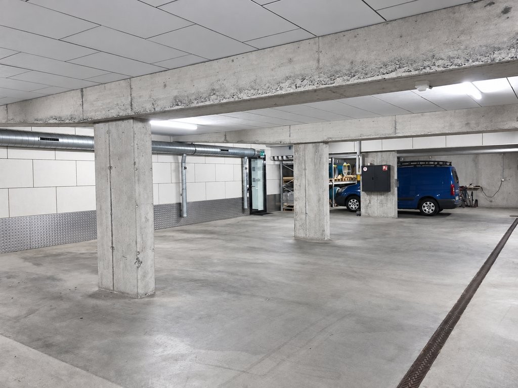 Place de parc souterrain

Sécurisez votre place de stationnement fixe dans le parking couvert à la Werkstrasse 20, 3084 Wabern. Votre véhicule est protégé du vent et des intempéries et vous profitez d'un accès rapide et simple en voiture, sans recherche quotidienne de place de parc.

**Vos avantages