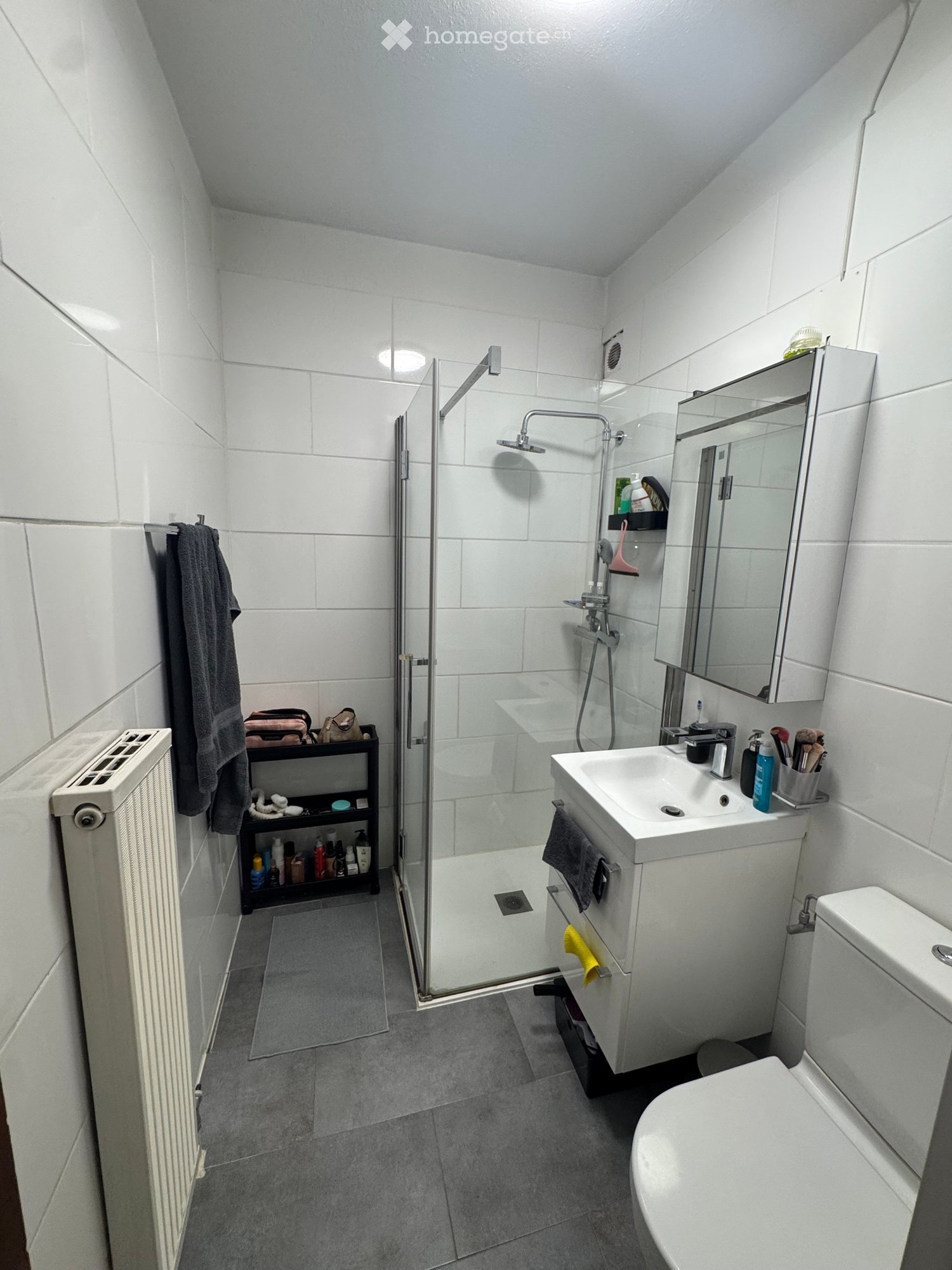 Appartement de 2 pièces

Je cherche un repreneur pour un 2,5 pièces au 4ème et dernier étage de l'immeuble.

- Entrée avec une grande armoire murale
- Salle de bain avec douche récemment rénovée
- Cuisine avec plaque en vitrocéramique, lave-vaisselle, four, réfrigérateur et congélateur
- Chambre à c, photo 3 sur 5