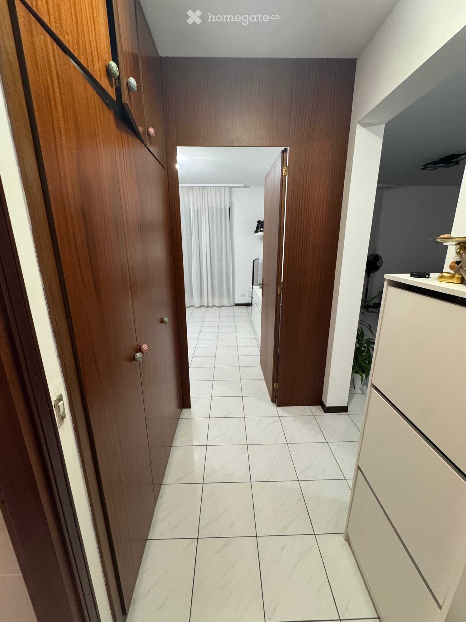 Appartement de 2 pièces

Je cherche un repreneur pour un 2,5 pièces au 4ème et dernier étage de l'immeuble.

- Entrée avec une grande armoire murale
- Salle de bain avec douche récemment rénovée
- Cuisine avec plaque en vitrocéramique, lave-vaisselle, four, réfrigérateur et congélateur
- Chambre à c, photo 5 sur 5