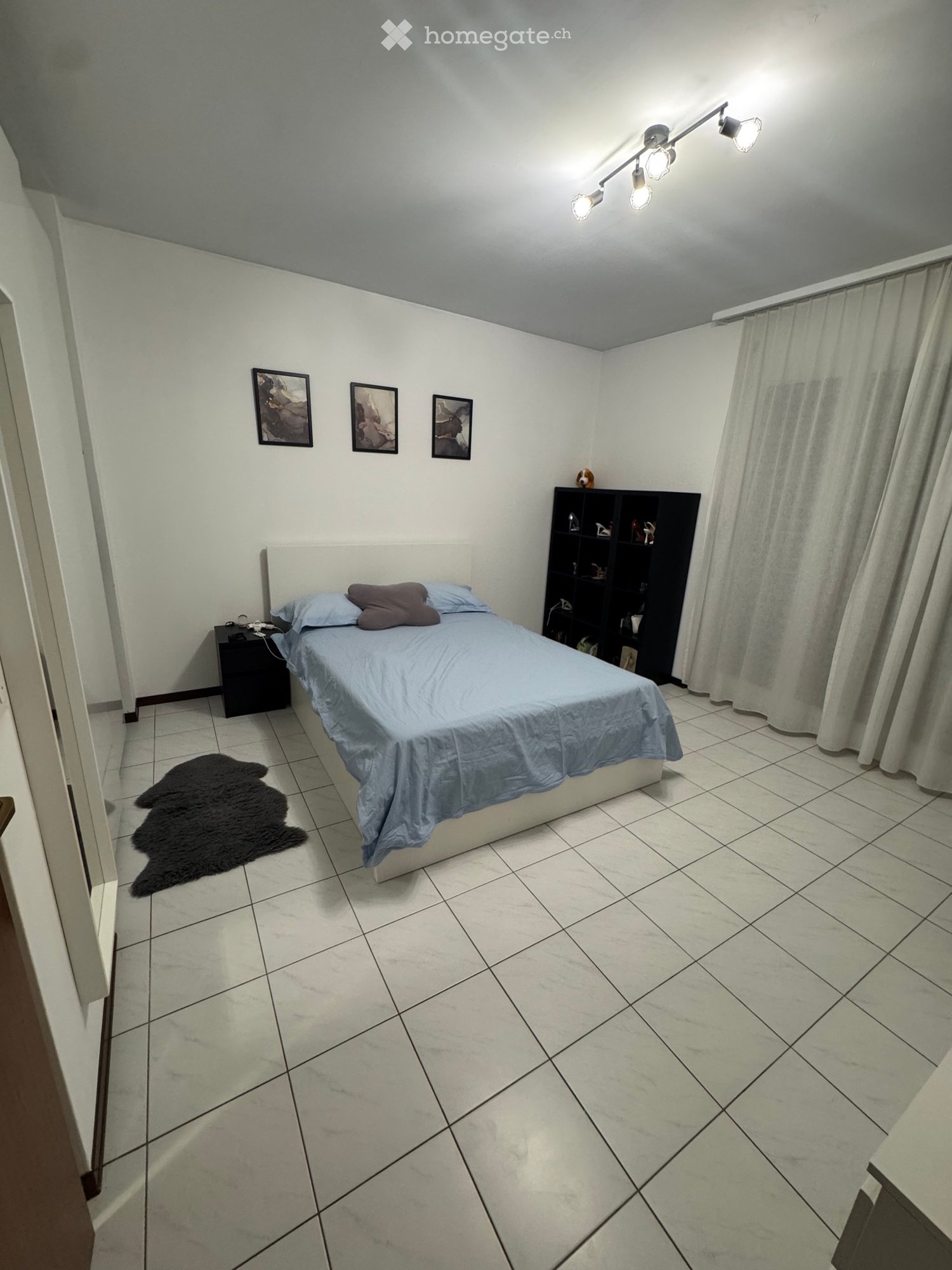 Appartement de 2 pièces

Je cherche un repreneur pour un 2,5 pièces au 4ème et dernier étage de l'immeuble.

- Entrée avec une grande armoire murale
- Salle de bain avec douche récemment rénovée
- Cuisine avec plaque en vitrocéramique, lave-vaisselle, four, réfrigérateur et congélateur
- Chambre à c, photo 4 sur 5