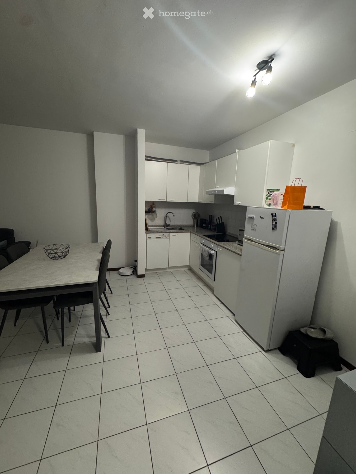 Appartement de 2 pièces

Je cherche un repreneur pour un 2,5 pièces au 4ème et dernier étage de l'immeuble.

- Entrée avec une grande armoire murale
- Salle de bain avec douche récemment rénovée
- Cuisine avec plaque en vitrocéramique, lave-vaisselle, four, réfrigérateur et congélateur
- Chambre à c, photo 1 sur 5