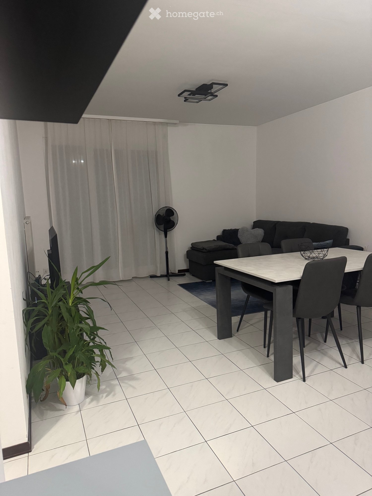 Appartement de 2 pièces

Je cherche un repreneur pour un 2,5 pièces au 4ème et dernier étage de l'immeuble.

- Entrée avec une grande armoire murale
- Salle de bain avec douche récemment rénovée
- Cuisine avec plaque en vitrocéramique, lave-vaisselle, four, réfrigérateur et congélateur
- Chambre à c, photo 2 sur 5