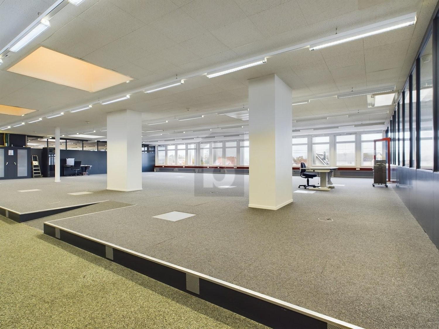 Bureau de 900m², photo 2 sur 4