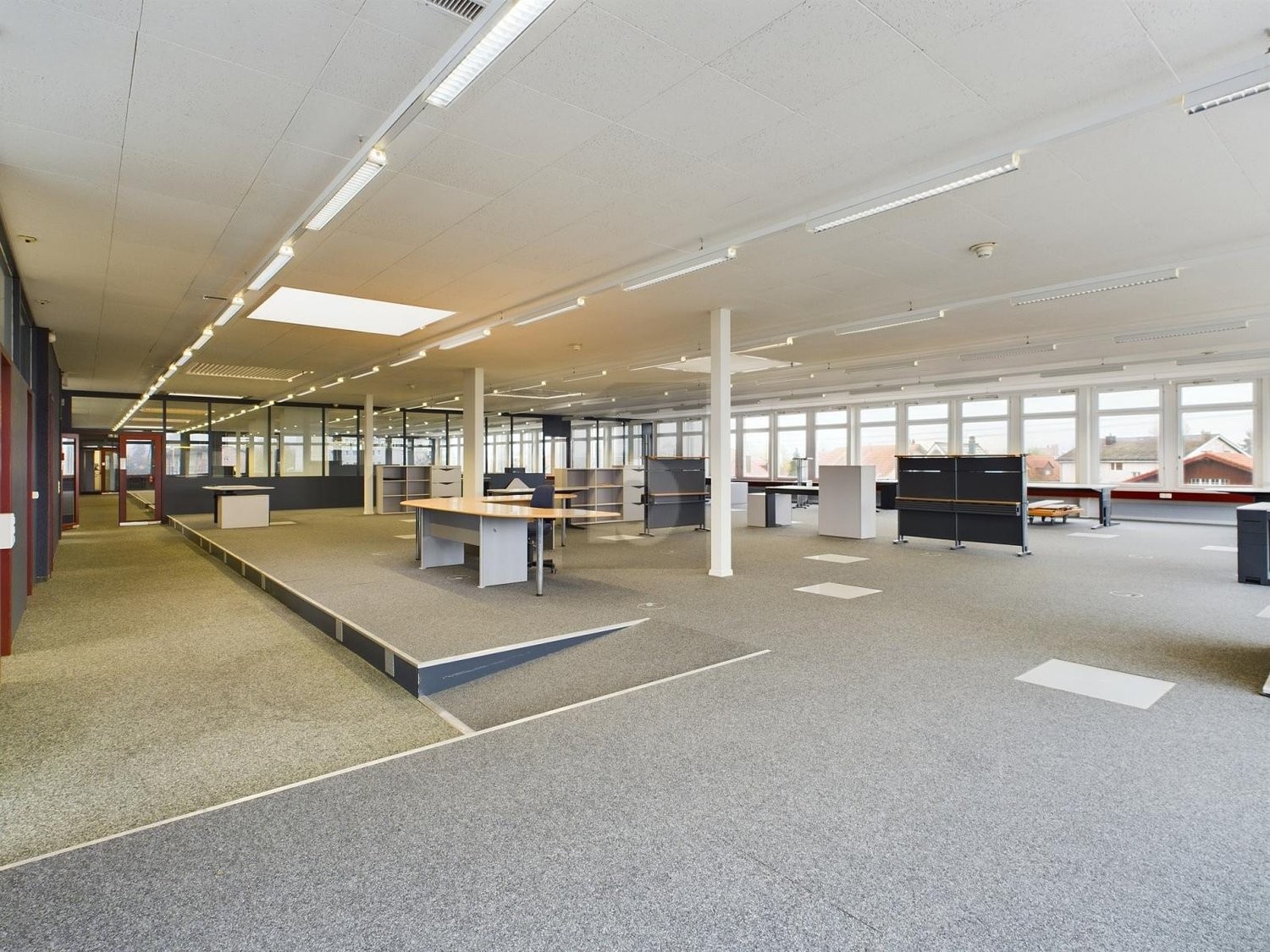 Bureau de 900m², photo 1 sur 4