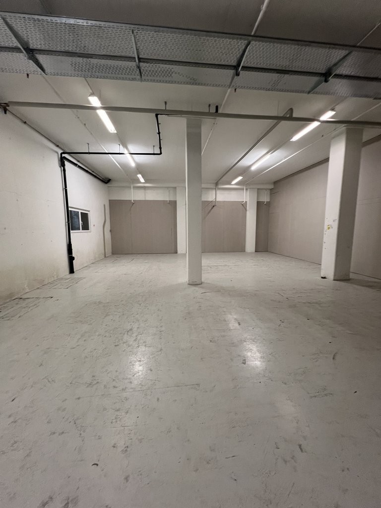 Local de stockage de 746m², photo 3 sur 4