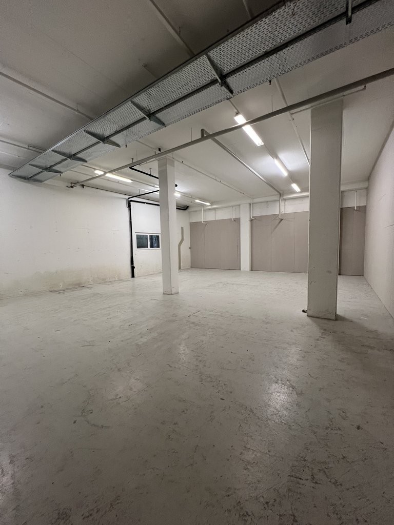 Local de stockage de 746m², photo 1 sur 4
