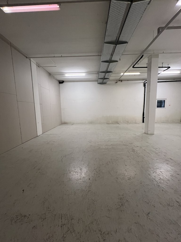 Local de stockage de 746m², photo 2 sur 4