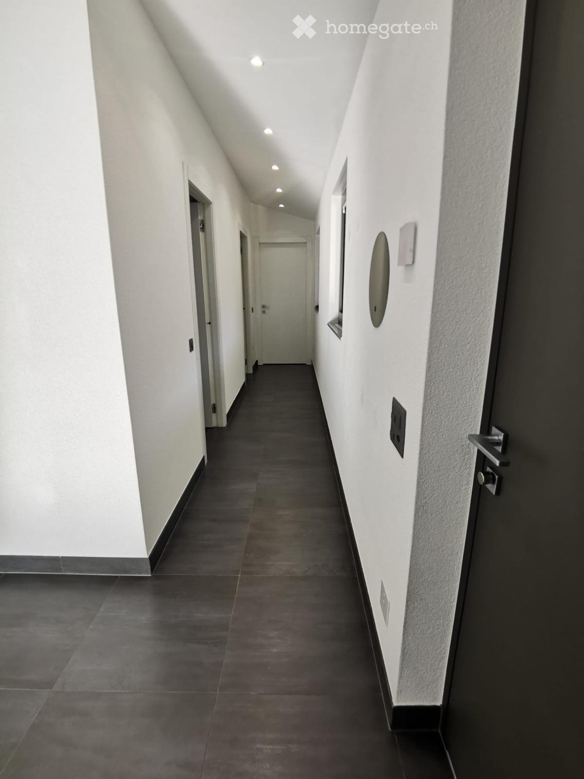 Appartement de 3 ½ pièces

Cherche repreneur pour appartement de 3.5 locaux à Gnosca, dans un quartier calme et ensoleillé. Disponible dès le 1 octobre 2026 ou à convenir.
Loyer mensuel 1'500 chf tout compris, y compris 1 place de parc extérieure.
Lave-linge et sèche-linge dans l'appartement.
Des ar
