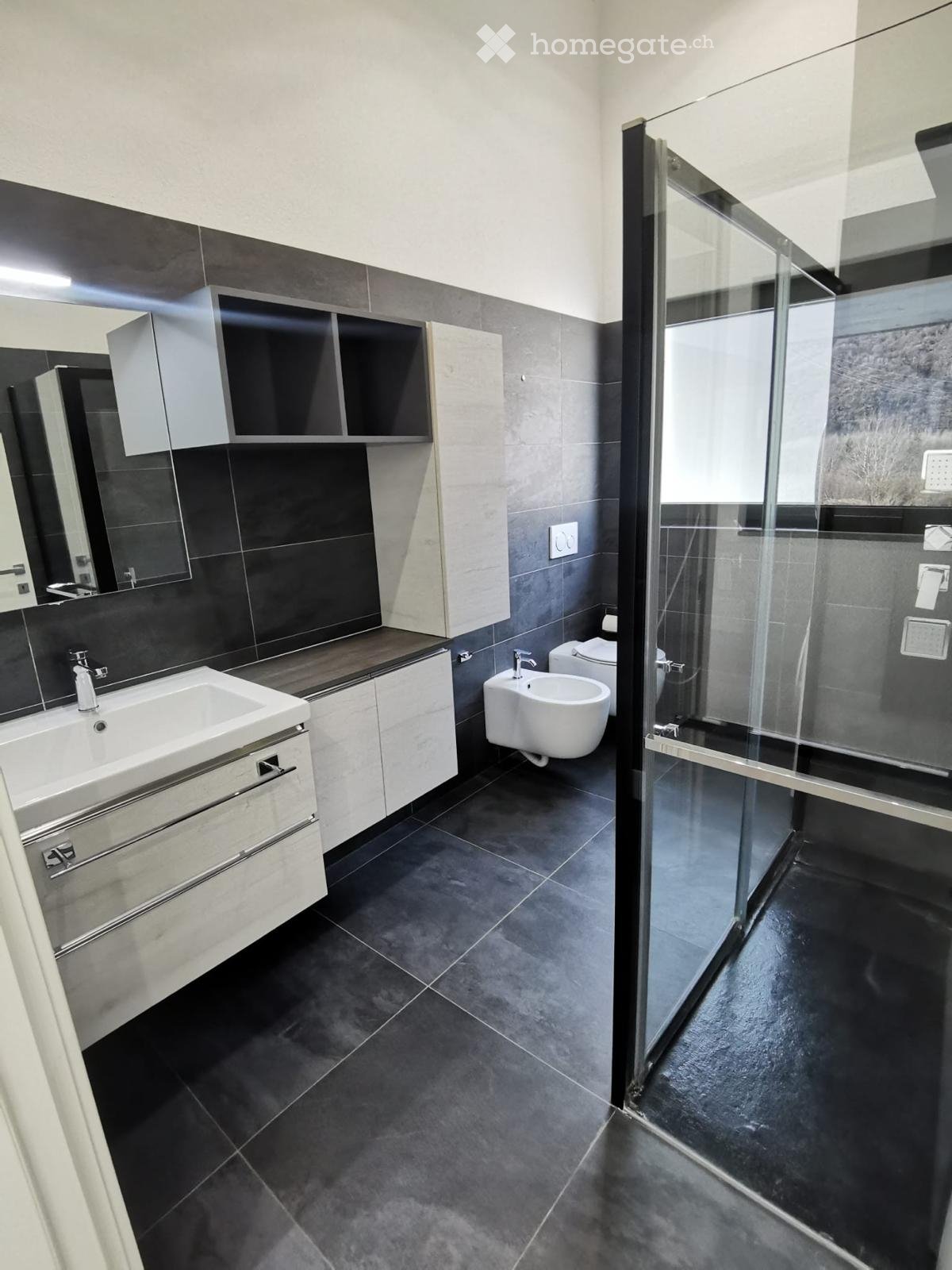 Appartement de 3 ½ pièces

Cherche repreneur pour appartement de 3.5 locaux à Gnosca, dans un quartier calme et ensoleillé. Disponible dès le 1 octobre 2026 ou à convenir.
Loyer mensuel 1'500 chf tout compris, y compris 1 place de parc extérieure.
Lave-linge et sèche-linge dans l'appartement.
Des ar