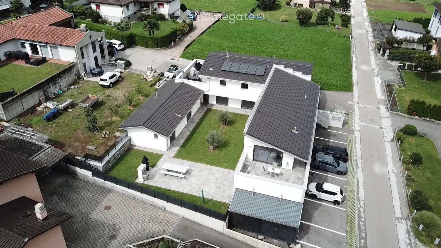 Appartement de 3 ½ pièces

Cherche repreneur pour appartement de 3.5 locaux à Gnosca, dans un quartier calme et ensoleillé. Disponible dès le 1 octobre 2026 ou à convenir.
Loyer mensuel 1'500 chf tout compris, y compris 1 place de parc extérieure.
Lave-linge et sèche-linge dans l'appartement.
Des ar