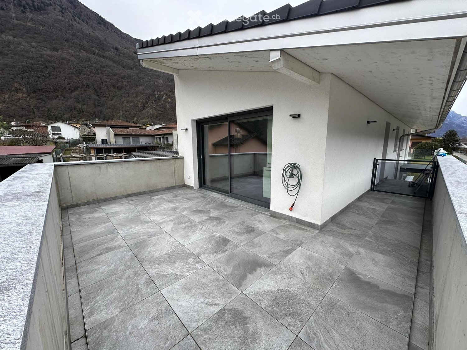 Appartement de 3 ½ pièces

Cherche repreneur pour appartement de 3.5 locaux à Gnosca, dans un quartier calme et ensoleillé. Disponible dès le 1 octobre 2026 ou à convenir.
Loyer mensuel 1'500 chf tout compris, y compris 1 place de parc extérieure.
Lave-linge et sèche-linge dans l'appartement.
Des ar