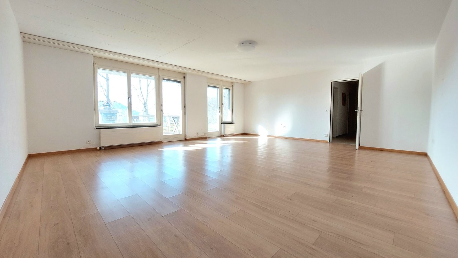 Pièce de loisirs

La pièce de bricolage entretenue et chauffée se situe au rez-de-chaussée d'un immeuble d'habitation dans un environnement calme. La pièce est équipée d'un revêtement de sol en stratifié de chêne de haute qualité et offre, avec une surface d'environ 6.0 × 6.5 m, beaucoup d'espace po