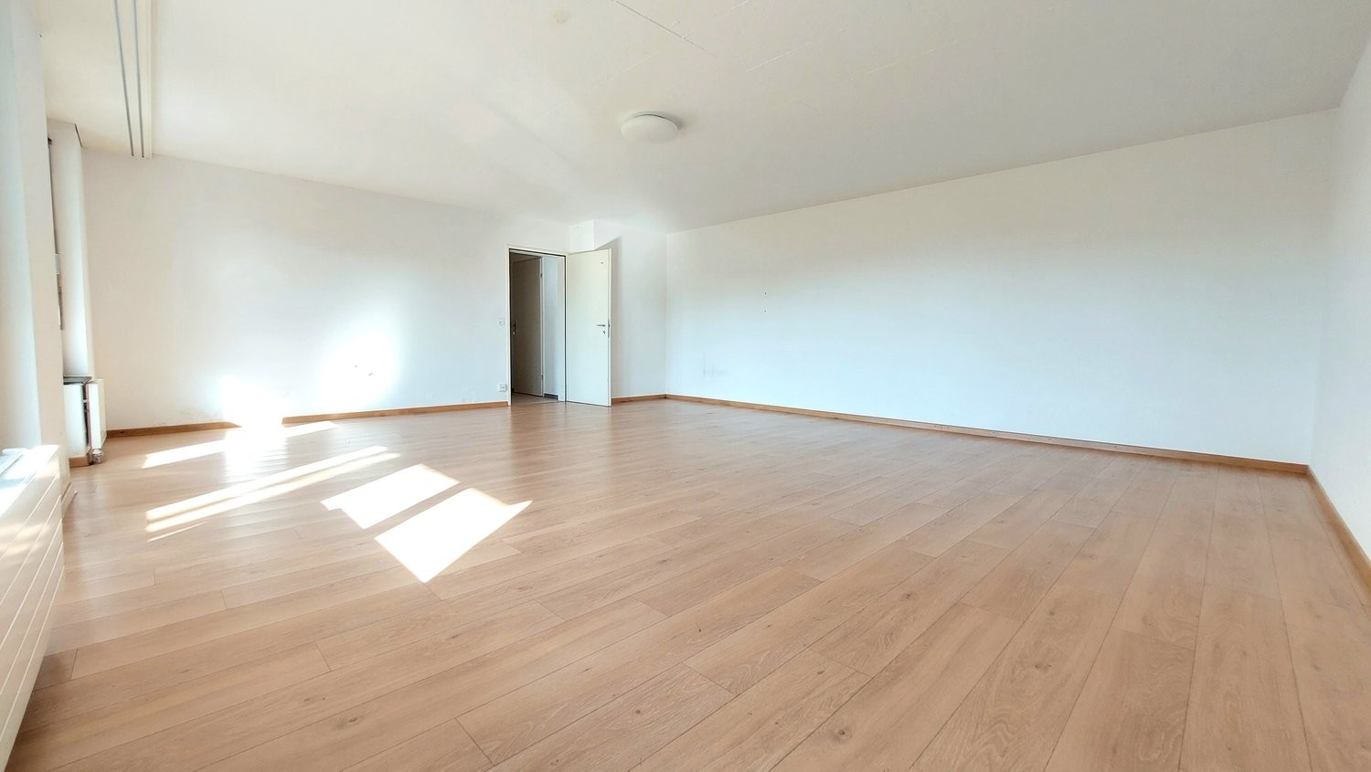 Pièce de loisirs

La pièce de bricolage entretenue et chauffée se situe au rez-de-chaussée d'un immeuble d'habitation dans un environnement calme. La pièce est équipée d'un revêtement de sol en stratifié de chêne de haute qualité et offre, avec une surface d'environ 6.0 × 6.5 m, beaucoup d'espace po