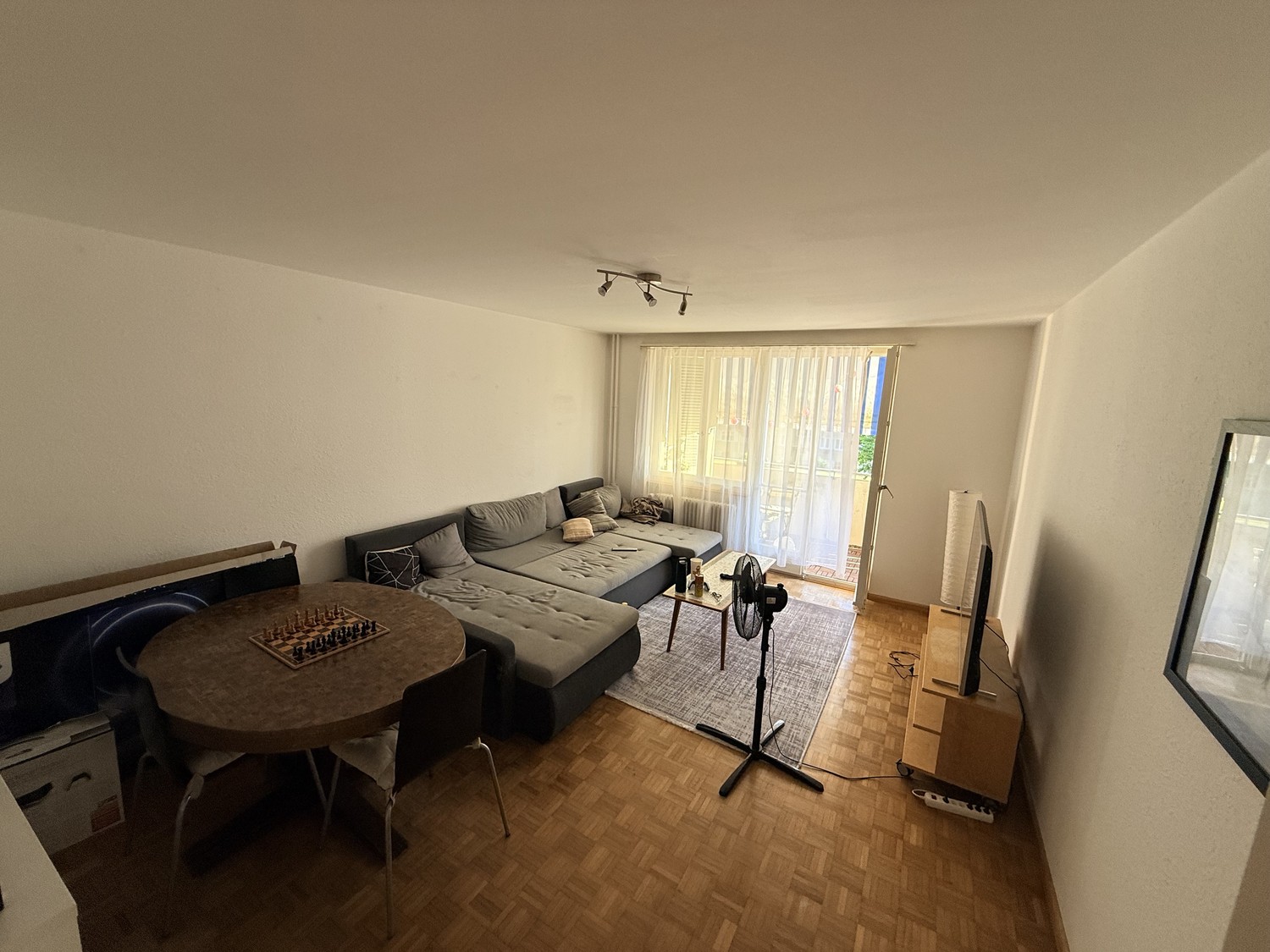 Chambre en colocation

En raison d'un déménagement, je propose une chambre confortable et chaleureuse dans un quartier calme de Winterthur.

L'appartement bénéficie de très bonnes connexions de transport : l'arrêt de bus se trouve à seulement 5 minutes à pied, et de là, il faut environ 8 minutes en , photo 5 sur 5