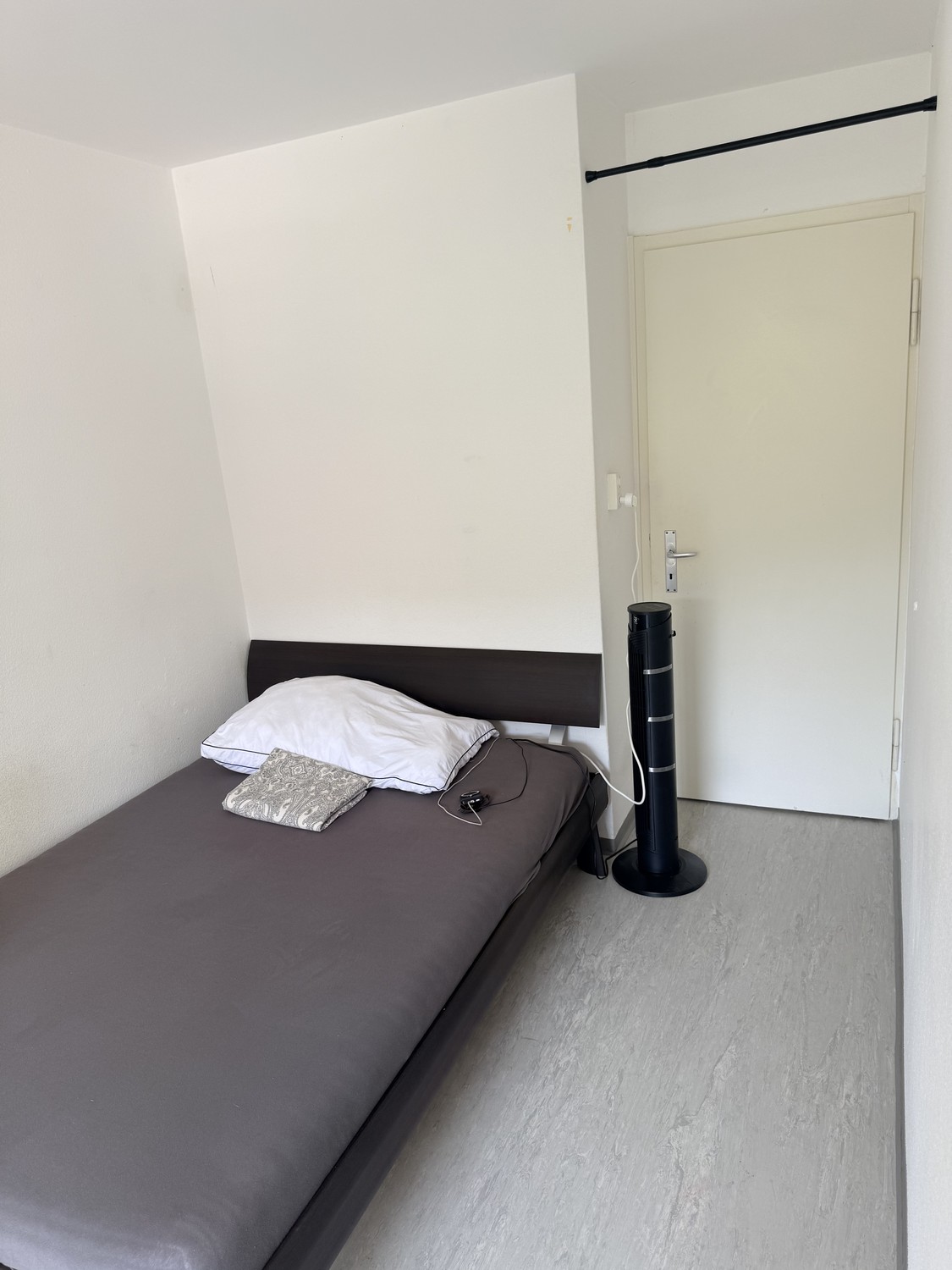 Chambre en colocation

En raison d'un déménagement, je propose une chambre confortable et chaleureuse dans un quartier calme de Winterthur.

L'appartement bénéficie de très bonnes connexions de transport : l'arrêt de bus se trouve à seulement 5 minutes à pied, et de là, il faut environ 8 minutes en , photo 2 sur 5