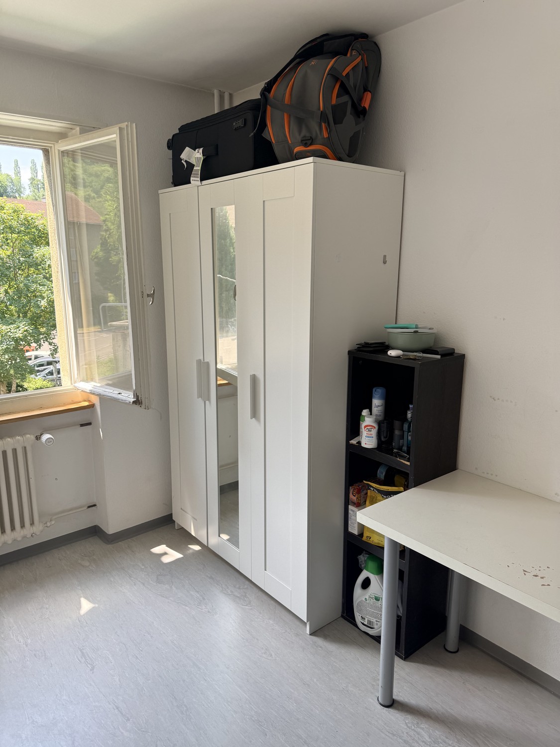 Chambre en colocation

En raison d'un déménagement, je propose une chambre confortable et chaleureuse dans un quartier calme de Winterthur.

L'appartement bénéficie de très bonnes connexions de transport : l'arrêt de bus se trouve à seulement 5 minutes à pied, et de là, il faut environ 8 minutes en , photo 3 sur 5