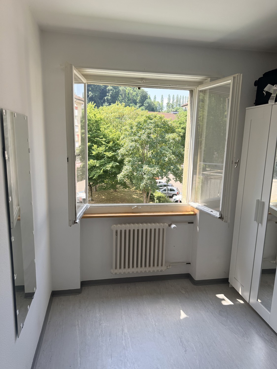 Chambre en colocation

En raison d'un déménagement, je propose une chambre confortable et chaleureuse dans un quartier calme de Winterthur.

L'appartement bénéficie de très bonnes connexions de transport : l'arrêt de bus se trouve à seulement 5 minutes à pied, et de là, il faut environ 8 minutes en , photo 4 sur 5