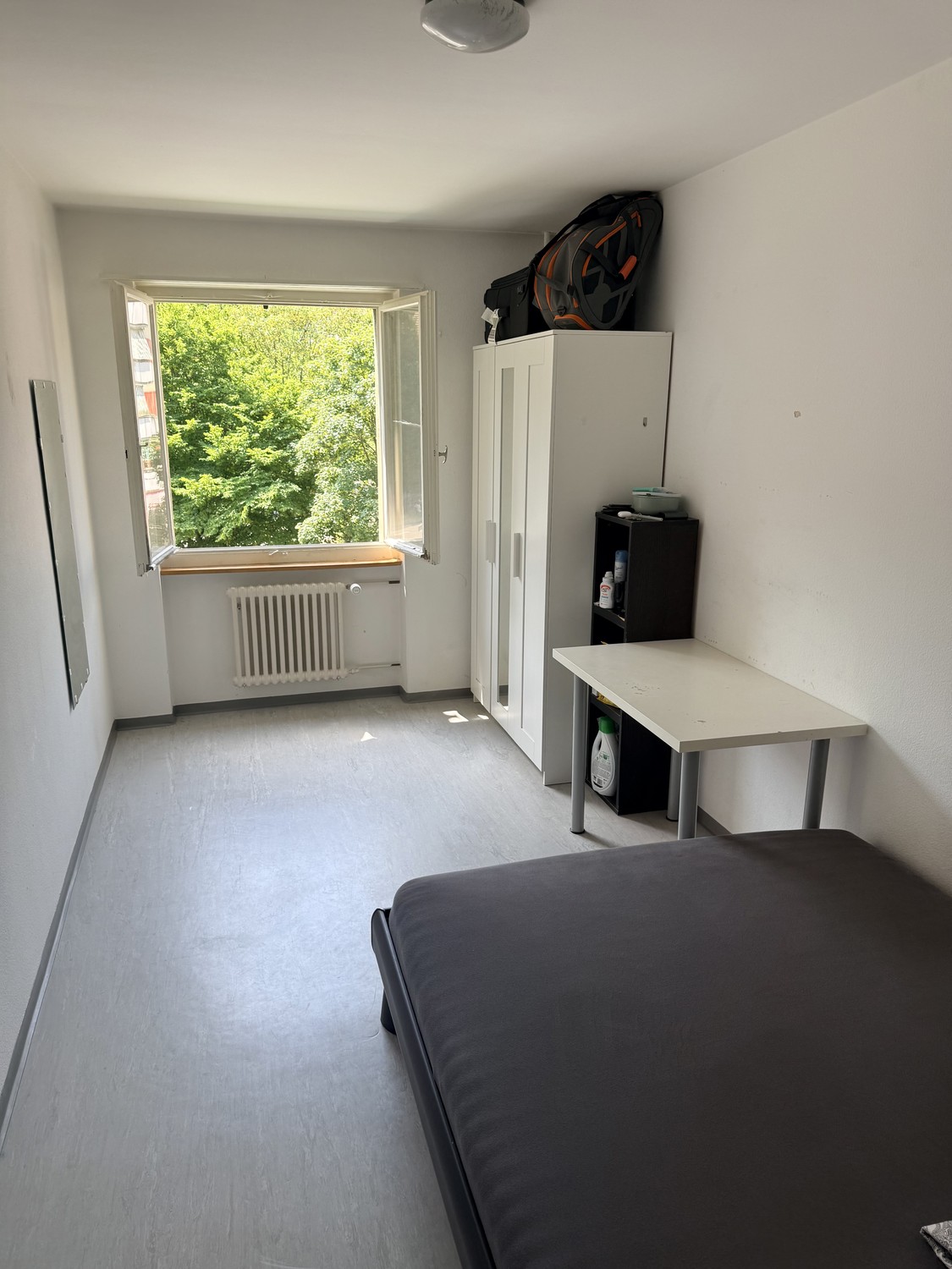 Chambre en colocation

En raison d'un déménagement, je propose une chambre confortable et chaleureuse dans un quartier calme de Winterthur.

L'appartement bénéficie de très bonnes connexions de transport : l'arrêt de bus se trouve à seulement 5 minutes à pied, et de là, il faut environ 8 minutes en , photo 1 sur 5