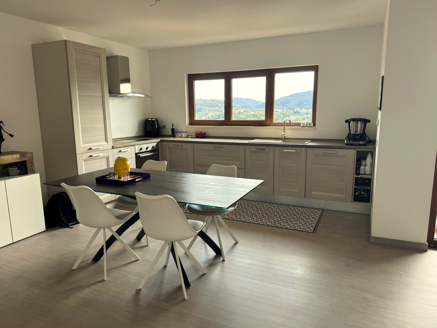 Appartement de 3 ½ pièces

On cherche un repreneur pour un spectaculaire 3,5 avec vue d'environ 110m2 dans la localité de Roggiana à Vacallo.

L'appartement est disposé sur deux niveaux :

Au premier niveau en open space se trouvent une cuisine spacieuse, complète avec tous les appareils électroména, photo 3 sur 9