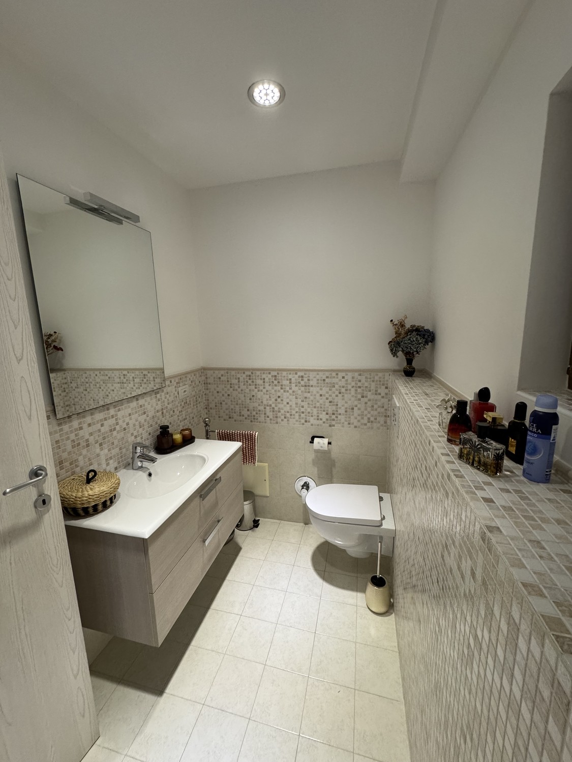 Appartement de 3 ½ pièces

On cherche un repreneur pour un spectaculaire 3,5 avec vue d'environ 110m2 dans la localité de Roggiana à Vacallo.

L'appartement est disposé sur deux niveaux :

Au premier niveau en open space se trouvent une cuisine spacieuse, complète avec tous les appareils électroména, photo 6 sur 9