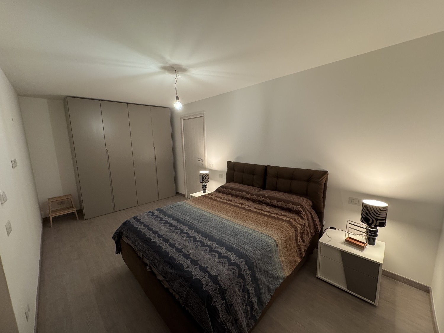 Appartement de 3 ½ pièces

On cherche un repreneur pour un spectaculaire 3,5 avec vue d'environ 110m2 dans la localité de Roggiana à Vacallo.

L'appartement est disposé sur deux niveaux :

Au premier niveau en open space se trouvent une cuisine spacieuse, complète avec tous les appareils électroména, photo 8 sur 9