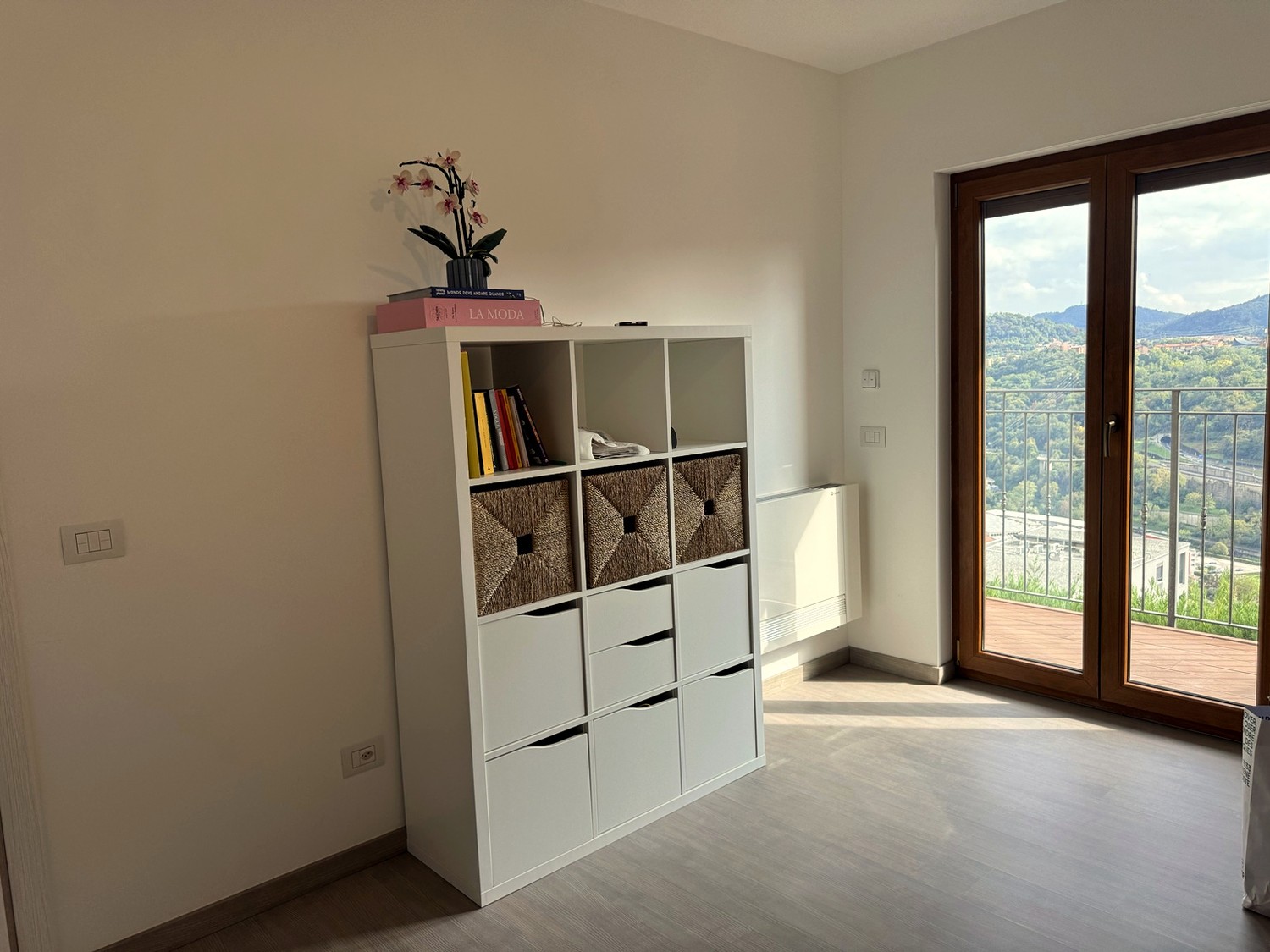 Appartement de 3 ½ pièces

On cherche un repreneur pour un spectaculaire 3,5 avec vue d'environ 110m2 dans la localité de Roggiana à Vacallo.

L'appartement est disposé sur deux niveaux :

Au premier niveau en open space se trouvent une cuisine spacieuse, complète avec tous les appareils électroména, photo 7 sur 9