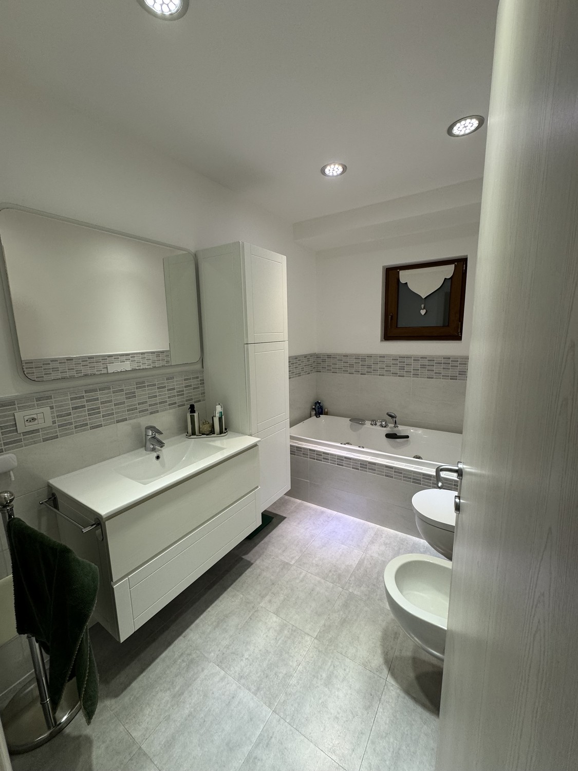 Appartement de 3 ½ pièces

On cherche un repreneur pour un spectaculaire 3,5 avec vue d'environ 110m2 dans la localité de Roggiana à Vacallo.

L'appartement est disposé sur deux niveaux :

Au premier niveau en open space se trouvent une cuisine spacieuse, complète avec tous les appareils électroména, photo 9 sur 9