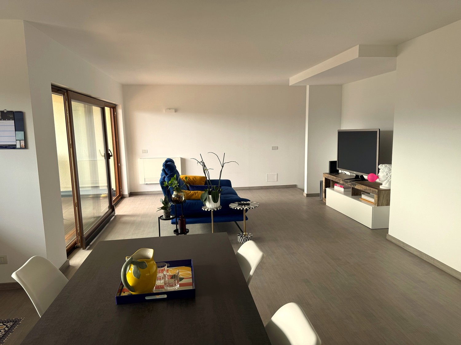 Appartement de 3 ½ pièces

On cherche un repreneur pour un spectaculaire 3,5 avec vue d'environ 110m2 dans la localité de Roggiana à Vacallo.

L'appartement est disposé sur deux niveaux :

Au premier niveau en open space se trouvent une cuisine spacieuse, complète avec tous les appareils électroména, photo 4 sur 9