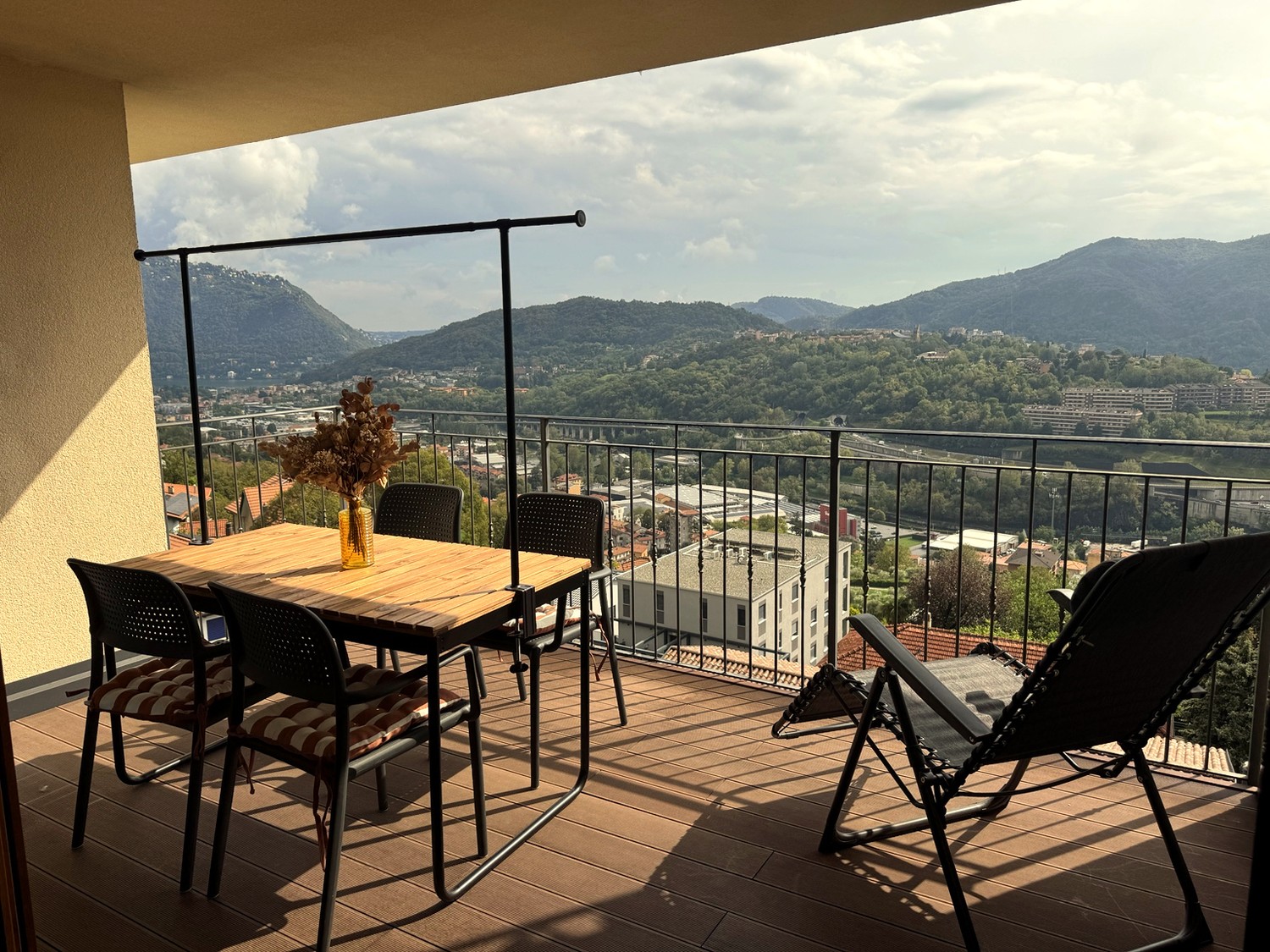 Appartement de 3 ½ pièces

On cherche un repreneur pour un spectaculaire 3,5 avec vue d'environ 110m2 dans la localité de Roggiana à Vacallo.

L'appartement est disposé sur deux niveaux :

Au premier niveau en open space se trouvent une cuisine spacieuse, complète avec tous les appareils électroména, photo 1 sur 9