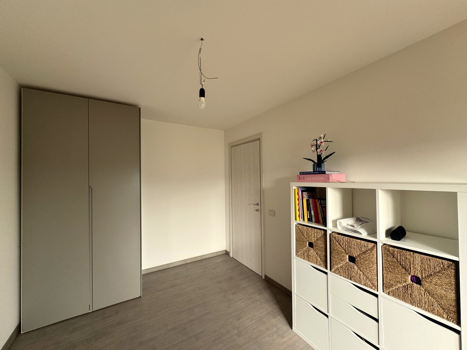 Appartement de 3 ½ pièces

On cherche un repreneur pour un spectaculaire 3,5 avec vue d'environ 110m2 dans la localité de Roggiana à Vacallo.

L'appartement est disposé sur deux niveaux :

Au premier niveau en open space se trouvent une cuisine spacieuse, complète avec tous les appareils électroména, photo 5 sur 9