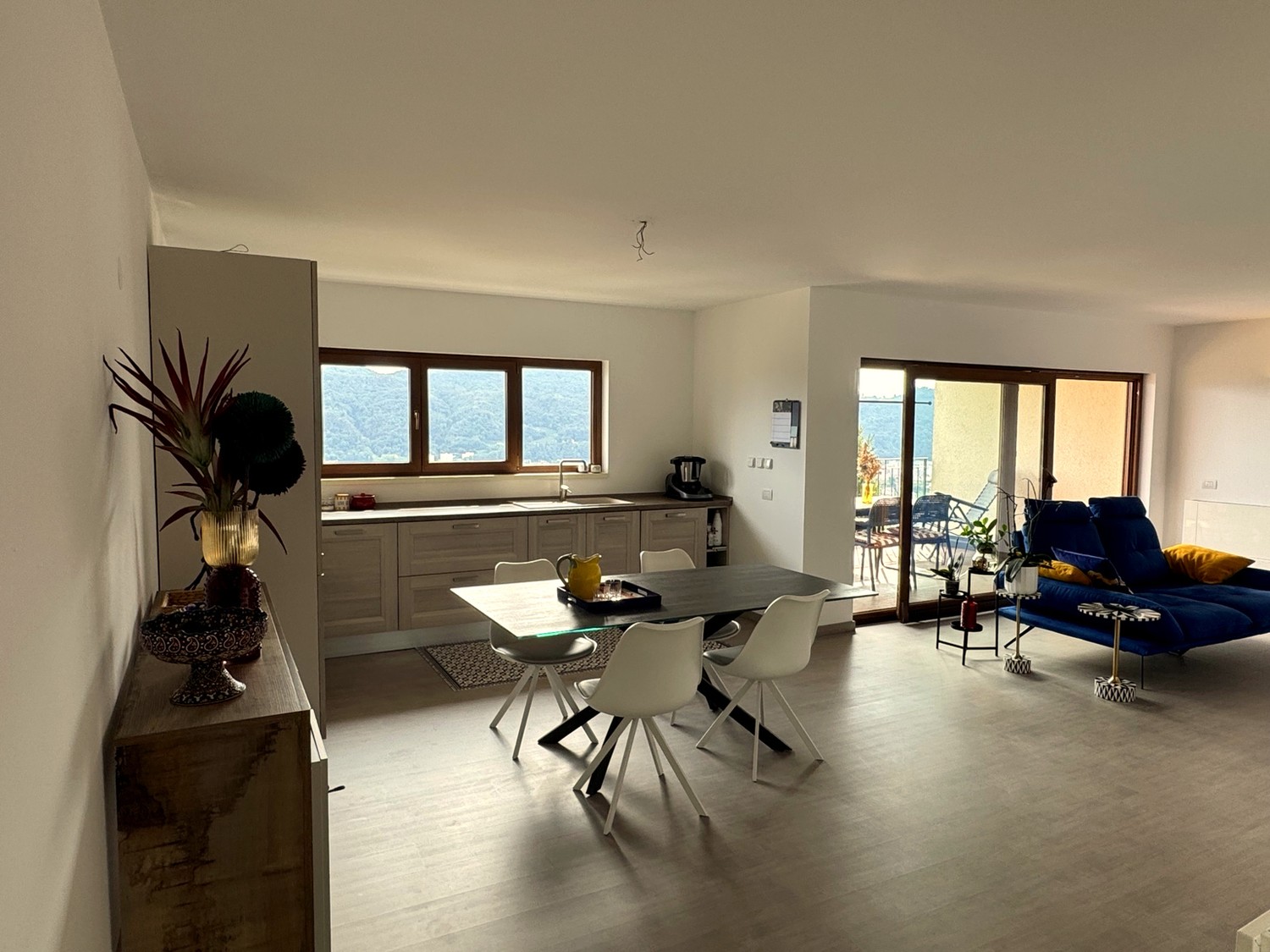 Appartement de 3 ½ pièces

On cherche un repreneur pour un spectaculaire 3,5 avec vue d'environ 110m2 dans la localité de Roggiana à Vacallo.

L'appartement est disposé sur deux niveaux :

Au premier niveau en open space se trouvent une cuisine spacieuse, complète avec tous les appareils électroména, photo 2 sur 9