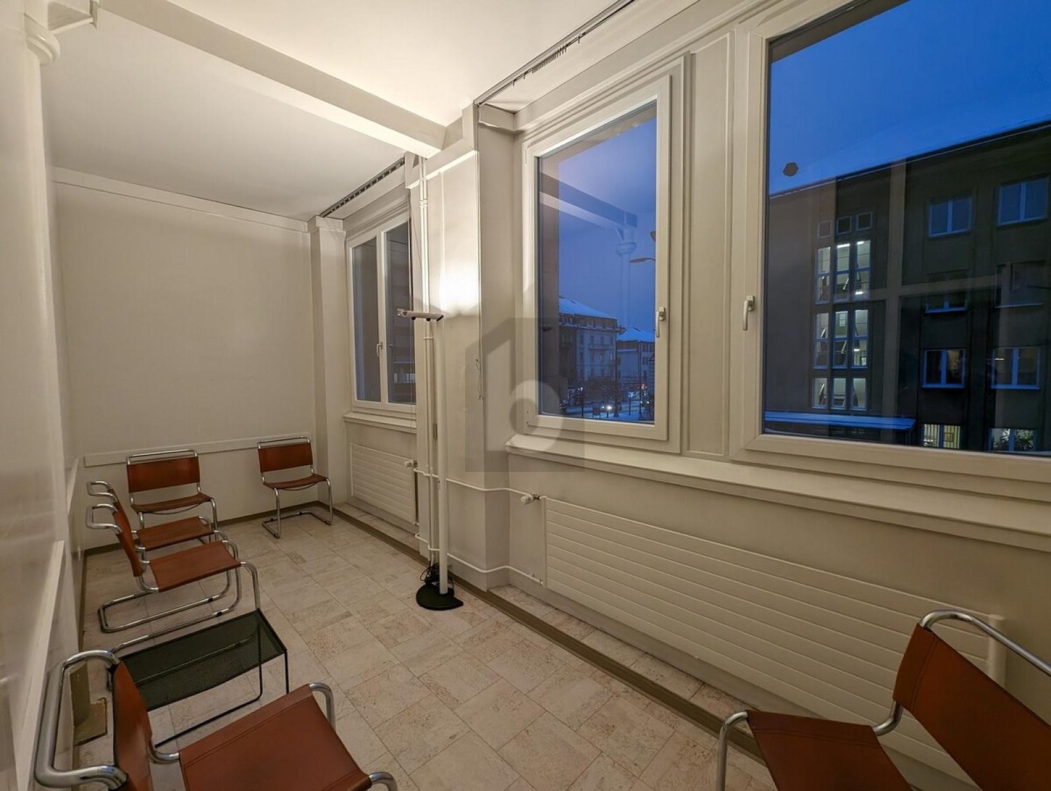 145m² office